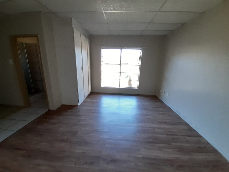 To Let 1 Bedroom Property for Rent in Kannoniers Park North West